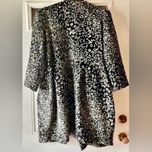 WOMEN’S BLACK & WHITE PEPLUM COAT W/FABRIC BELT (MINT CONDITION) (SIZE LARGE)